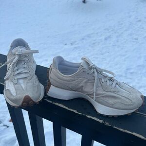 New Balance 327 - white and beige